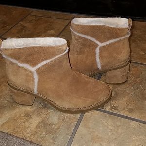 NWOT Ugg Suede ankle boots lined size 6
